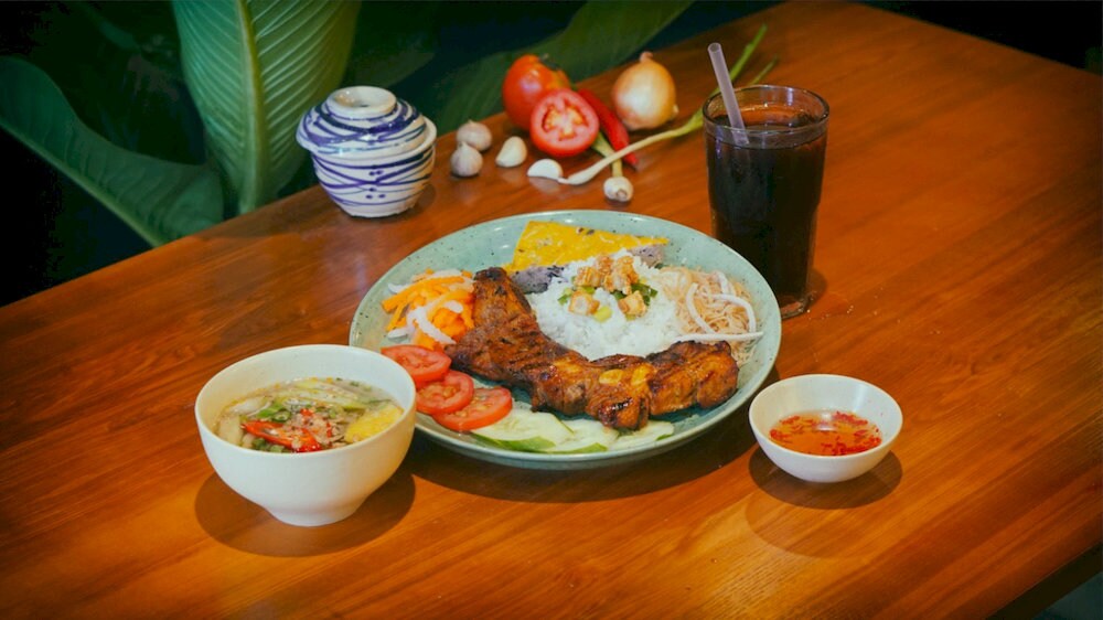 A Hanoi branch inspired by the famous Saigon original, offering flavorful grilled pork and authentic Southern rice plates